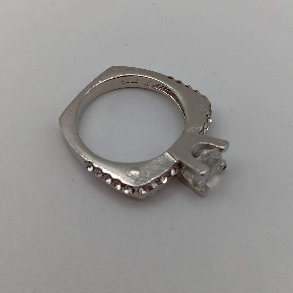 Chic Silver Ring With Clear Gemstone - image 6